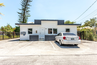 110-118 NE 56th St in Miami, FL - Foto de edificio - Building Photo