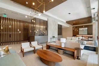 515 Valencia Ave, Unit #203 in Coral Gables, FL - Foto de edificio - Building Photo