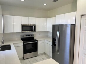 614 NW 170th Terrace in Pembroke Pines, FL - Foto de edificio - Building Photo