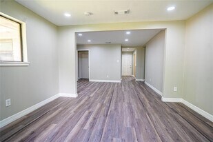 7130 Heath St in Houston, TX - Building Photo