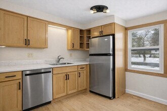 105 Pomeroy Ln in Amherst, MA - Building Photo - Building Photo