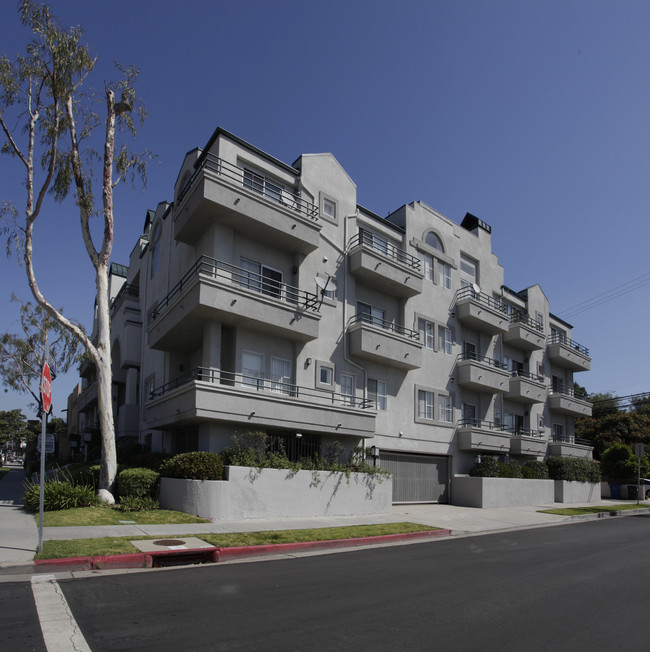 2560 S Barrington Ave in Los Angeles, CA - Building Photo - Building Photo