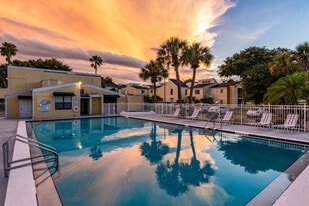 The Retreat at Altamonte Springs in Altamonte Springs, FL - Building Photo