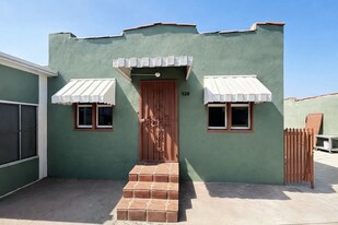 727 E 81st St in Los Angeles, CA - Building Photo