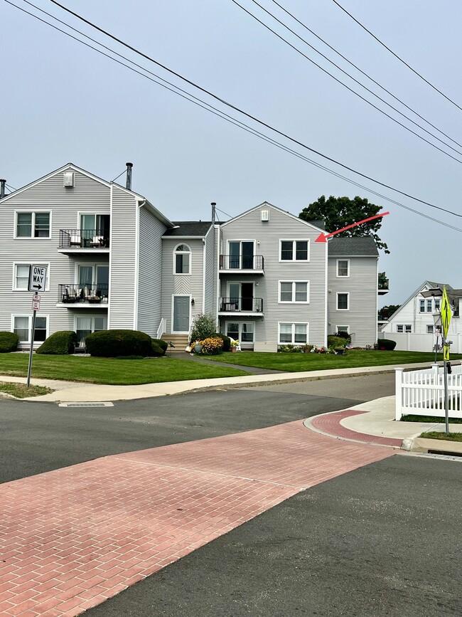 215 Beach St in West Haven, CT - Building Photo - Building Photo