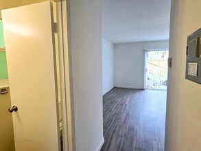 2717 S Baker St, Unit A in Santa Ana, CA - Foto de edificio - Building Photo