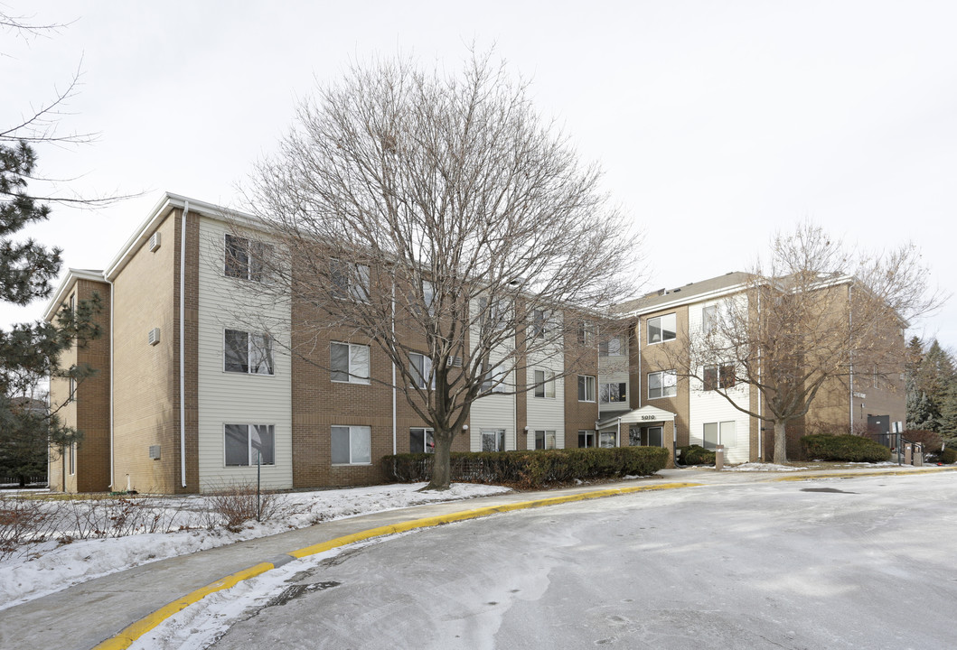 Summit Point in Edina, MN - Building Photo