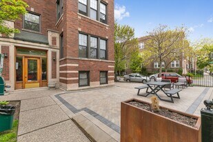 7663 N Rogers Ave, Unit 3 in Chicago, IL - Building Photo