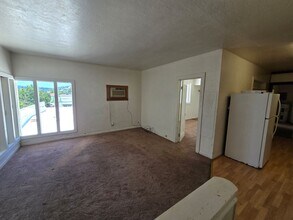 827 Redwood Dr-Unit -827 Unit D in Garberville, CA - Building Photo - Building Photo