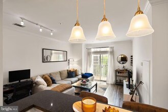 2465 Army Navy Dr, Unit #204 in Arlington, VA - Building Photo - Building Photo