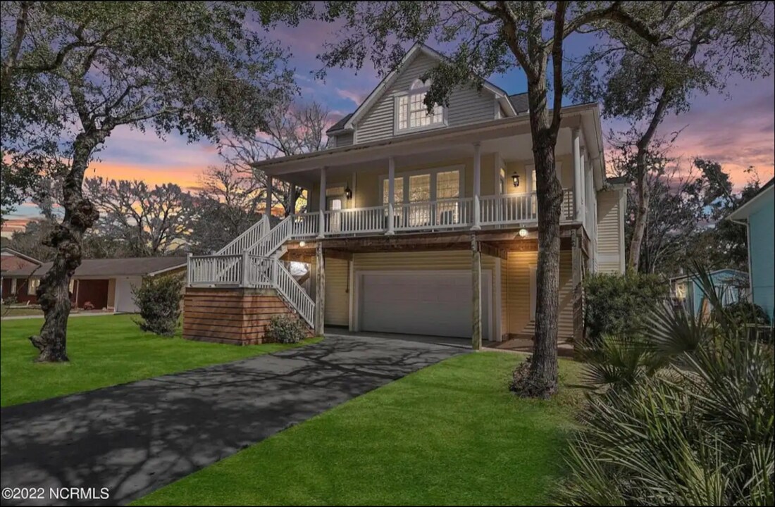206 NE 60th St in Oak Island, NC - Building Photo