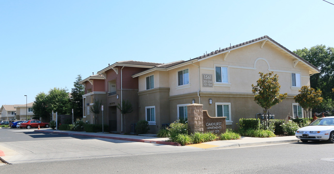 Oakhurst Apartments in Olivehurst, CA - Building Photo