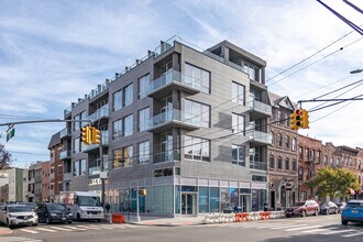 4701 Vernon Blvd in Long Island City, NY - Foto de edificio - Building Photo