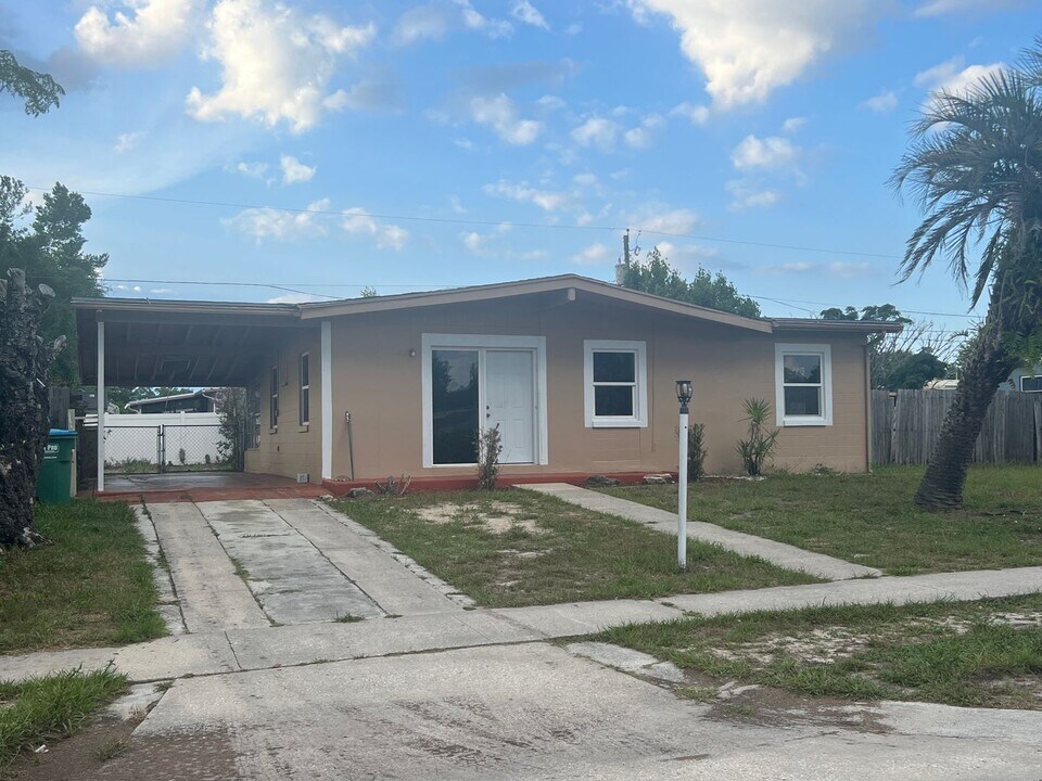 862 Crawford St in Deltona, FL - Building Photo