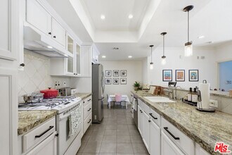 4401 Moorpark Way in Los Angeles, CA - Building Photo - Building Photo