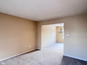 5913 Sandalwood Dr in Carmel, IN - Building Photo - Building Photo