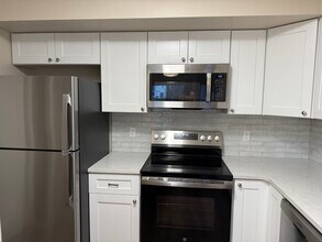 1390 Cedarwood Dr, Unit 1390 Cedarwood Dr Unit D1 in Westlake, OH - Foto de edificio - Building Photo