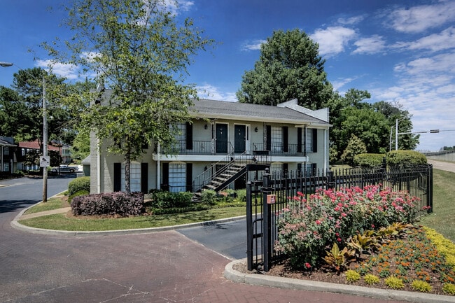 Vieux Carre Apartments in Jackson, MS - Building Photo - Building Photo