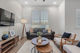 738 Douglas Ave in Nashville, TN - Building Photo