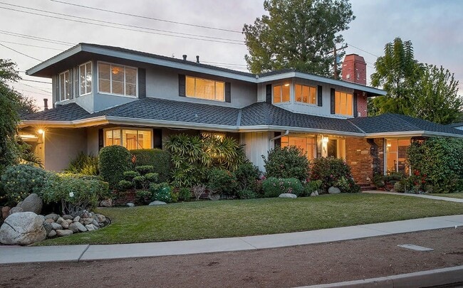 property at 1915 Canyon Close Rd