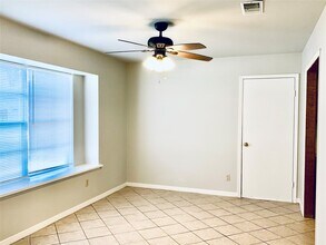 225 Crest Hill Dr in Conroe, TX - Building Photo - Building Photo