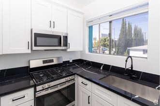 6075 Franklin Ave in Los Angeles, CA - Building Photo - Building Photo