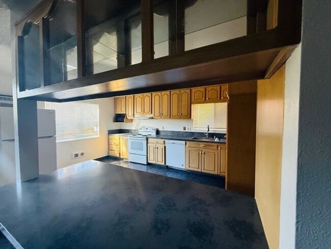 5462 Adobe Falls Rd in San Diego, CA - Building Photo - Building Photo