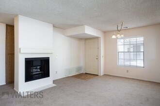 10323 Azuaga St in San Diego, CA - Foto de edificio - Building Photo