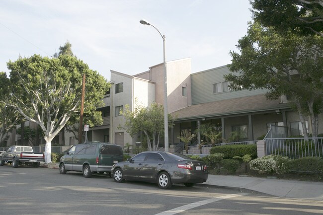 Casa De Las Hermanitas in Los Angeles, CA - Foto de edificio - Building Photo