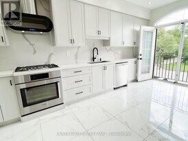 33 Benson Ave in Richmond Hill, ON - Building Photo