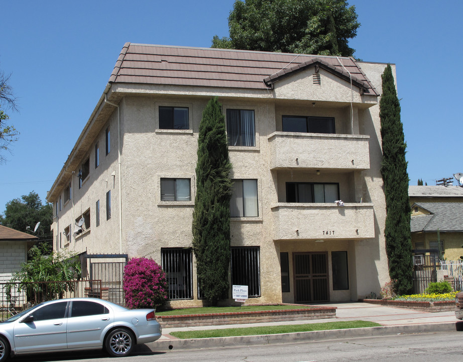 7417 Haskell Ave in Sun Valley, CA - Foto de edificio