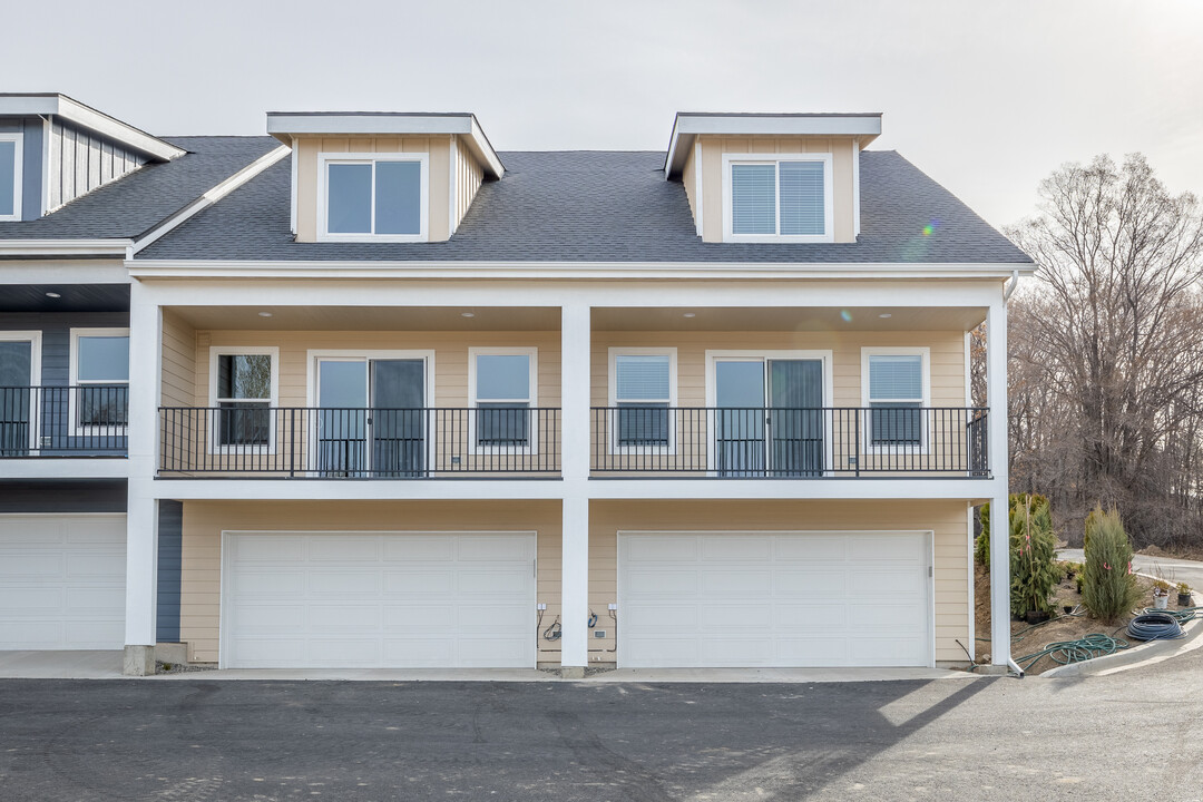 14th St Townhomes in East Wenatchee, WA - Building Photo