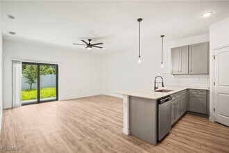 627 SE 13th Pl in Cape Coral, FL - Building Photo - Building Photo