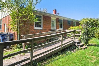 819 Hadley Rd in Raleigh, NC - Foto de edificio - Building Photo