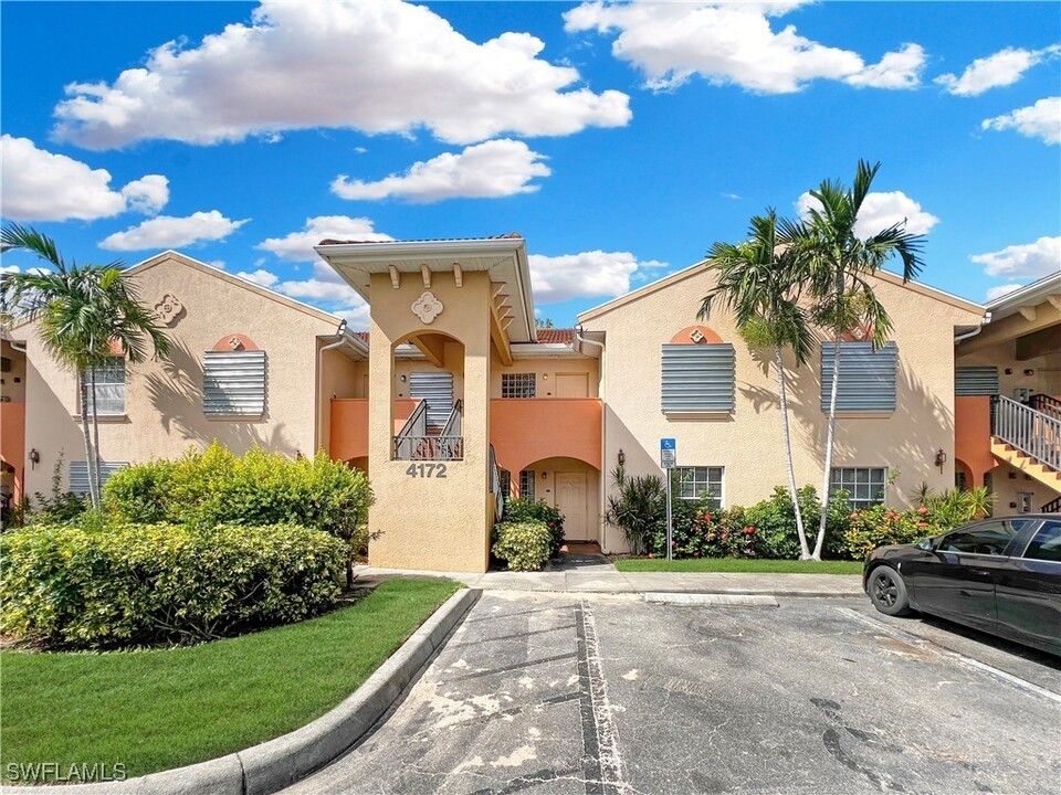 4172 Castilla Circle in Ft. Myers, FL - Foto de edificio