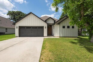 203 E Salty St in Thorndale, TX - Building Photo