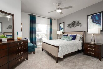 Creekside 121 Apartments in Carrollton, TX - Foto de edificio - Building Photo