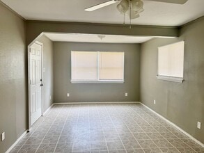 915 Sams Dr in San Antonio, TX - Building Photo - Building Photo