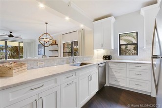 100 Uno Lago Dr in Juno Beach, FL - Building Photo - Building Photo