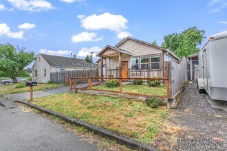 4451 SE 117th Ave in Portland, OR - Foto de edificio - Building Photo
