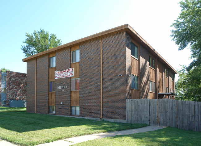 1324 SW Western Ave in Topeka, KS - Foto de edificio - Building Photo