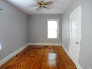 102 Saxton St, Unit 3 in Boston, MA - Foto de edificio - Building Photo