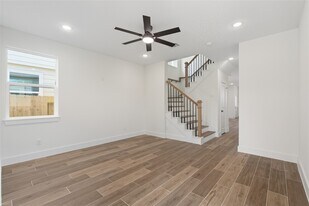 135 S Virginia St in La Porte, TX - Building Photo