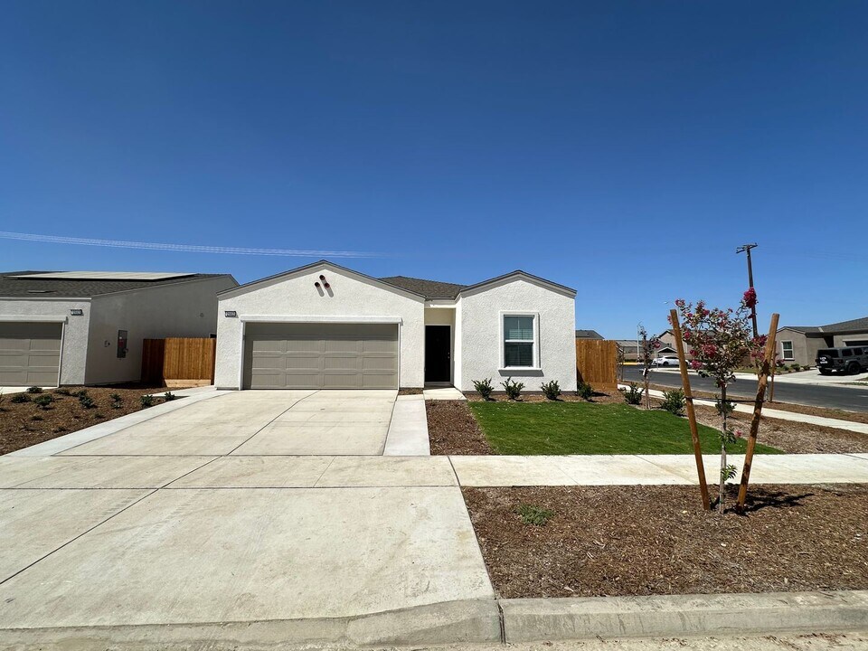 2502 Cambridge Ct in Hanford, CA - Building Photo