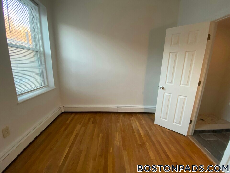 49 S Huntington Ave in Boston, MA - Building Photo
