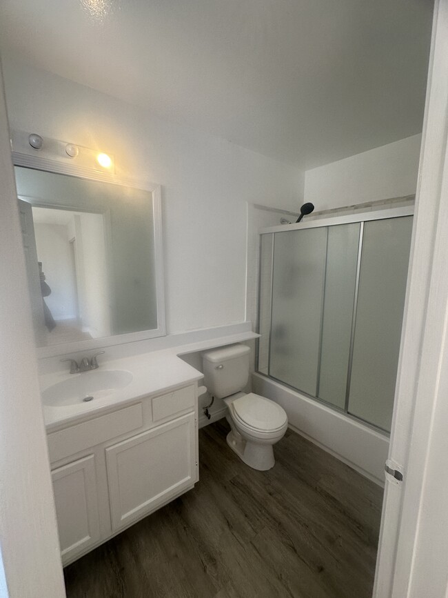 525 S Main St, Unit 2 in Burbank, CA - Building Photo - Building Photo