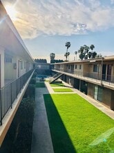Village Apartments in Anaheim, CA - Foto de edificio - Building Photo