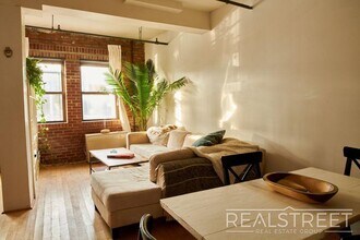 Spacious LOFT in Williamsburg! in Brooklyn, NY - Foto de edificio - Building Photo
