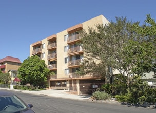 1318 N Orange Dr in Los Angeles, CA - Foto de edificio - Building Photo