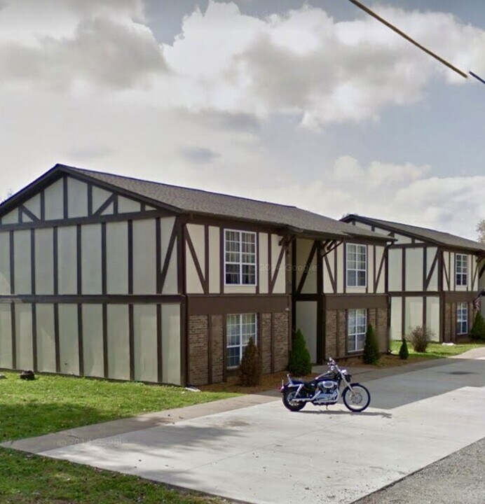 1213 W Mack Ave, Unit Apartment B in Marion, IL - Building Photo